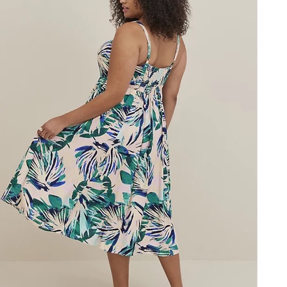 TORRID NWT SHIRRED BUTTON FRONT MIDI DRESS - CHALLIS PALMS SAND - Picture 4 of 5